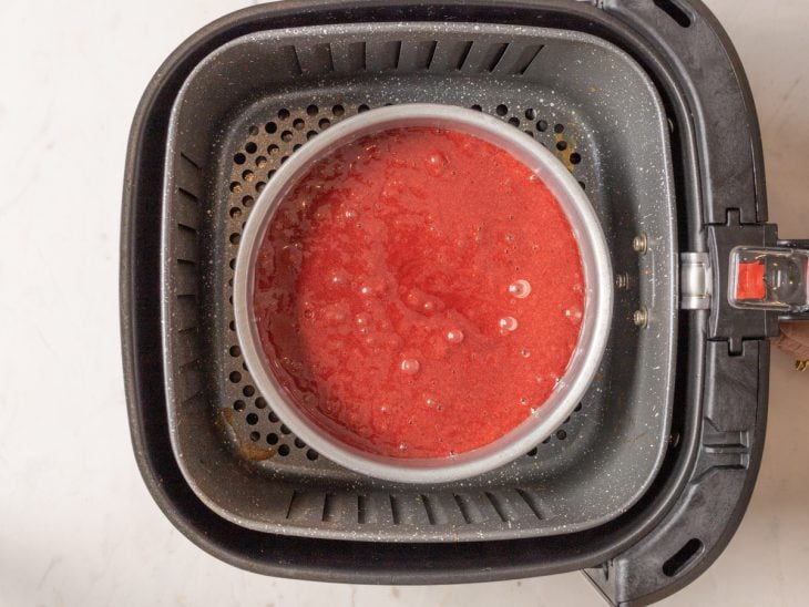 Massa do bolo red velvet em uma forma na airfryer.