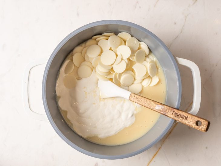 Leite condensado, creme de leite e chocolate branco na panela.