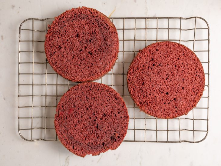 Massa do bolo red velvet em três cortes.