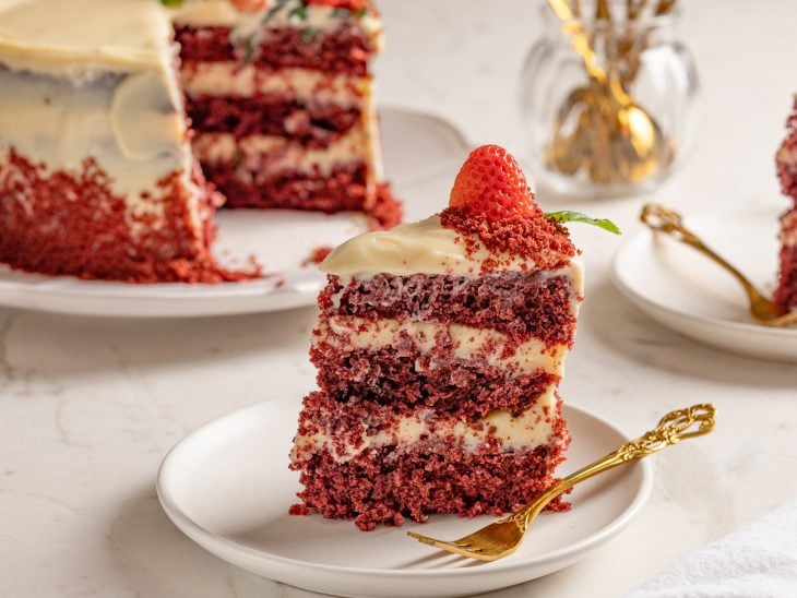 Bolo red velvet e fatia prontos para servir.