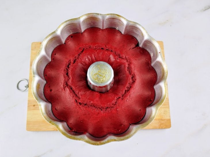 Bolo red velvet assado na forma.