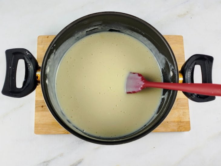 Ingredientes misturados em uma panela fora do fogo.