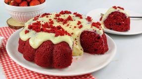 Bolo red velvet simples