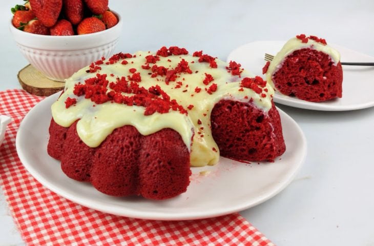 Bolo red velvet simples