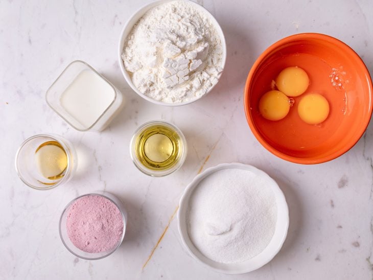 Bancada com ingredientes da receita.