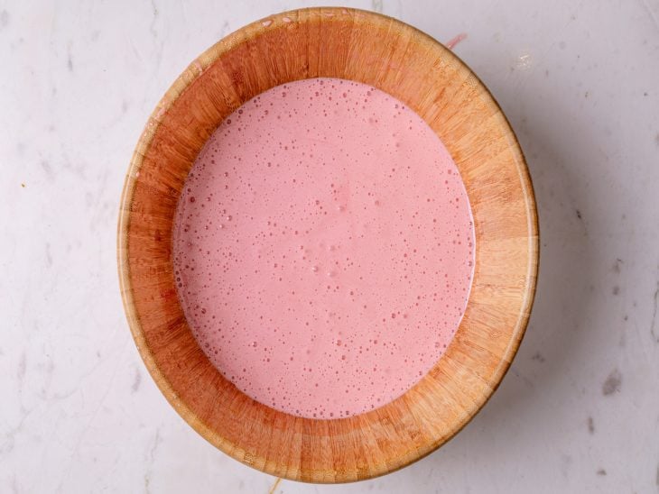 Ovos, açúcar, óleo e Nesquik misturados na tigela.