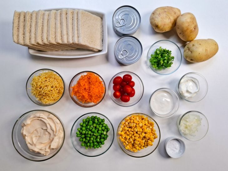 Ingredientes para a receita reunidos em uma bancada.