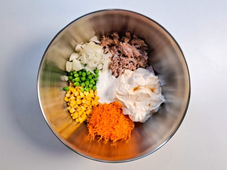 Ingredientes em um recipiente redondo de inox.