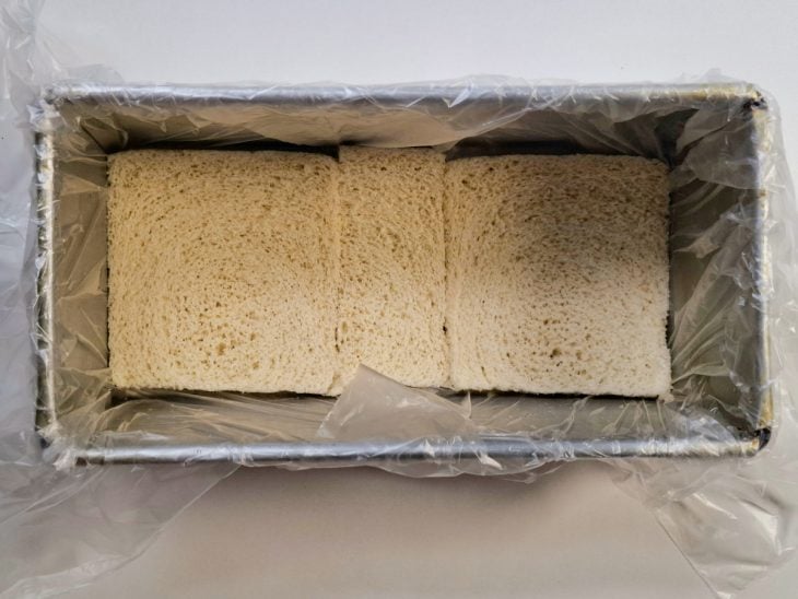 Fatias de pão acomodadas na forma.