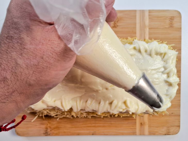 Bico de confeiteiro para decorar o bolo.