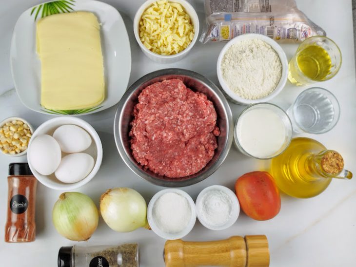 Ingredientes reunidos em uma bancada.