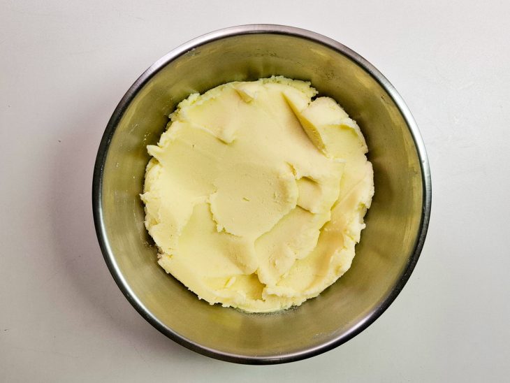 purê de batatas finalizado para decoração de bolo salgado.