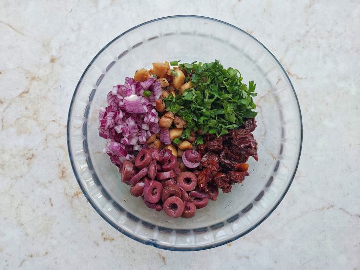 Ingredientes reunidos na tigela.
