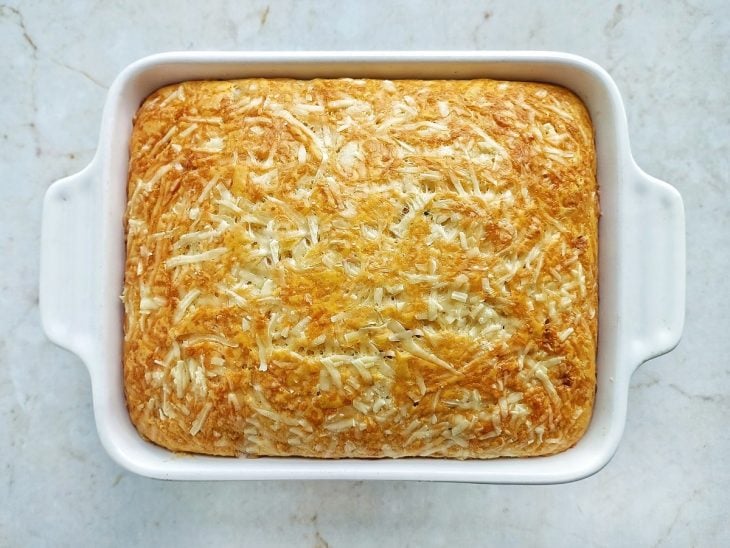 Bolo salgado assado saída do forno.