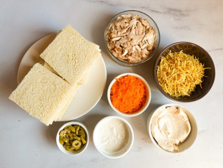 Ingredientes reunidos na bancada.