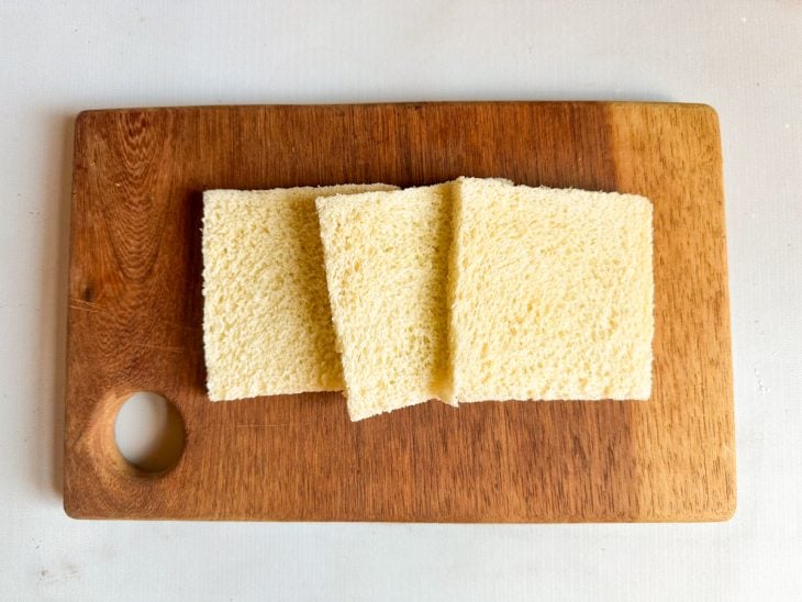 Numa tábua, os pães sem cascas.