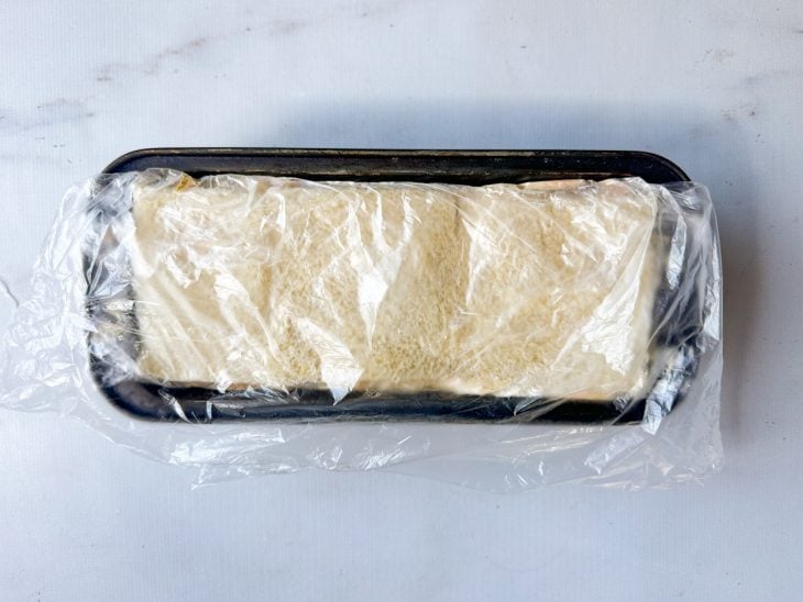 Camadas prontas, e bolo salgado coberto com plástico.