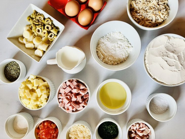 Ingredientes para a receita de bolo salgado de liquidificador.