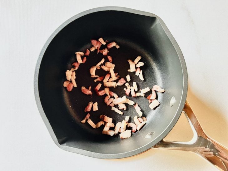 Bacon em uma panela para fritar.