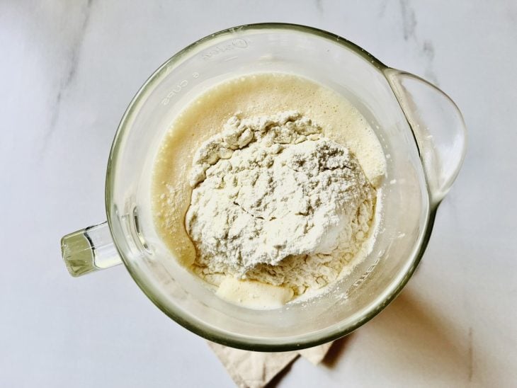 Farinha e fermento adicionados a mistura batida no liquidificador.