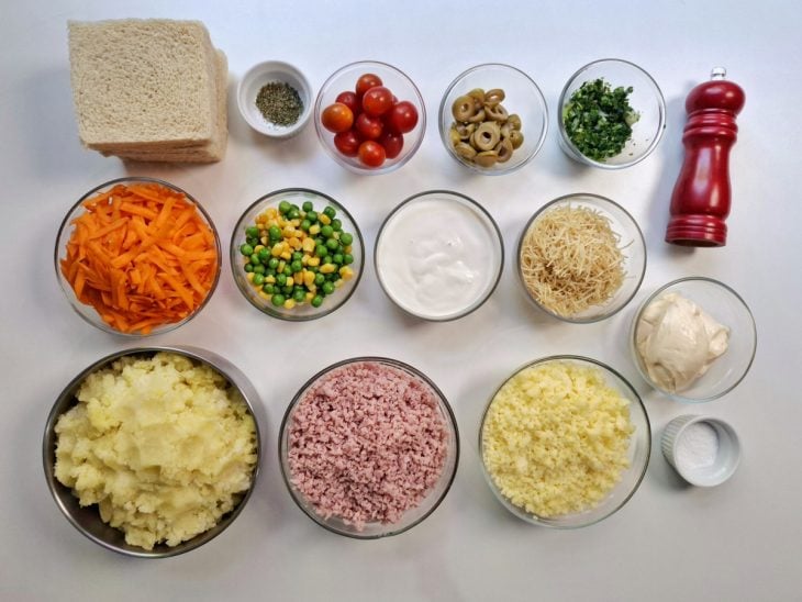 Ingredientes reunidos em uma bancada.