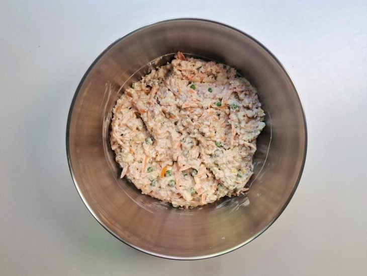 Creme de leite e maionese adicionados ao recipiente.