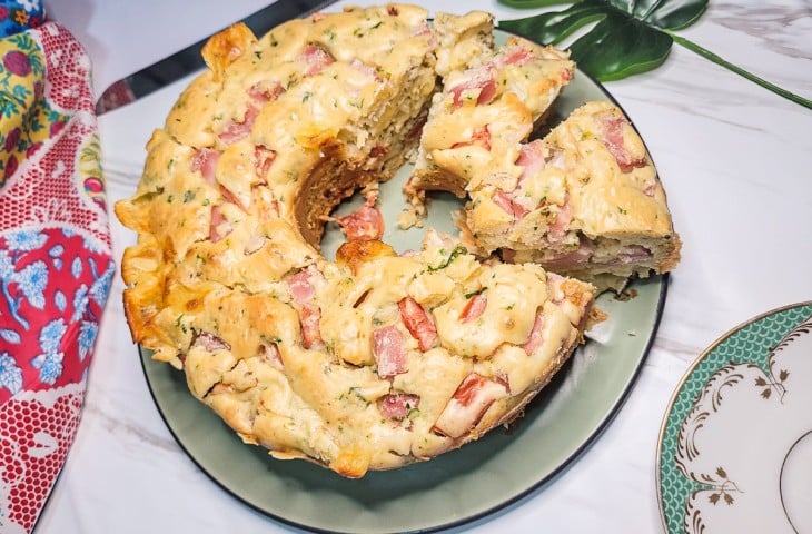 Bolo salgado de presunto e queijo