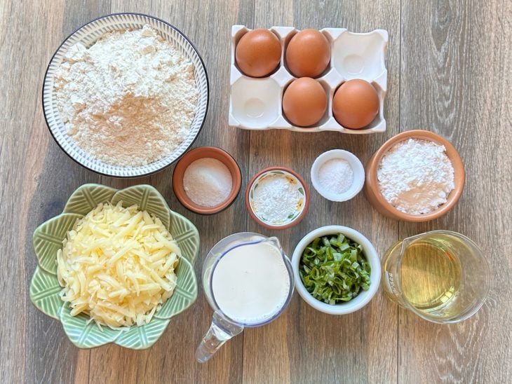 Ingredientes para preparar a receita de bolo salgado simples, reunidos em uma bancada.