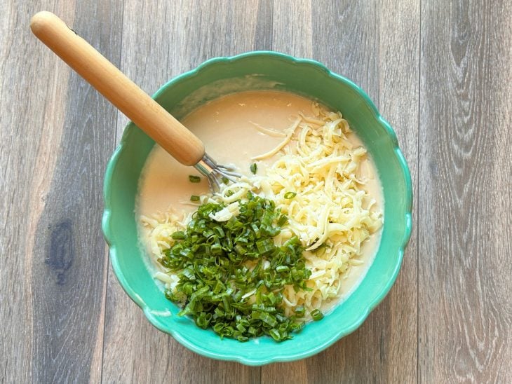 Cheiro-verde, mussarela e fermento adicionados na tigela.
