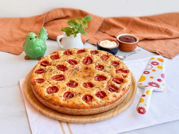 Bolo salgado simples pronto para consumo e acompanhado por molhos.