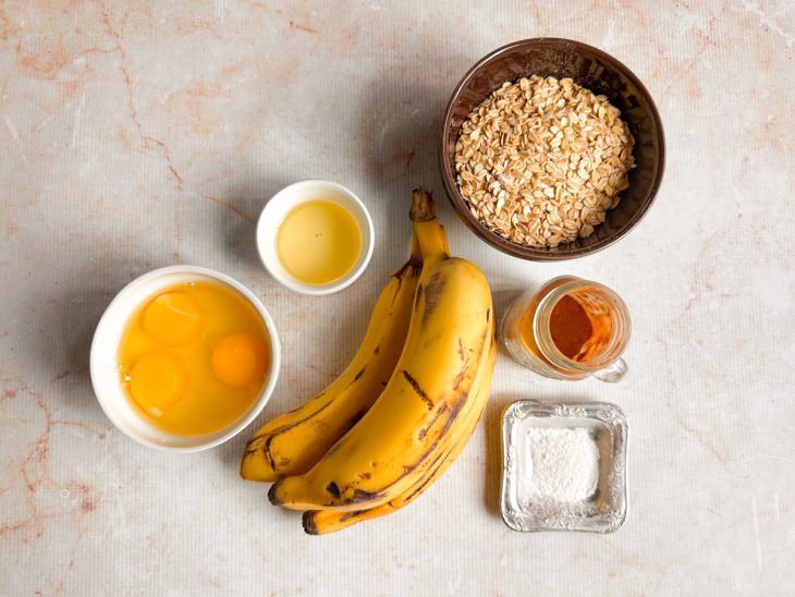 Ingredientes organizados sobre a bancada para iniciar o preparo.