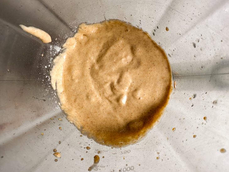 Banana picada e fermento incorporados delicadamente à massa.