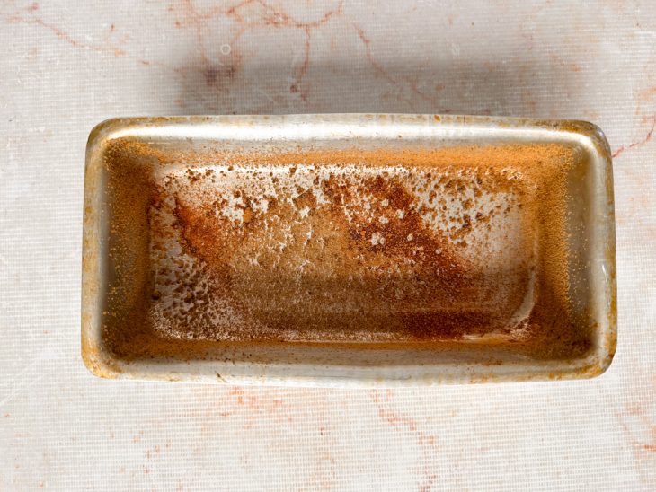 Forma untada com óleo, açúcar e canela em pó.