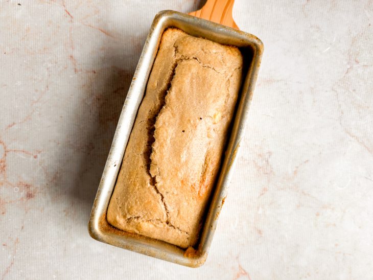 Bolo de banana assado na forma.