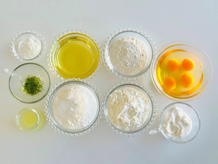 Ingredientes organizados na bancada com ovos, limão e demais itens separados.