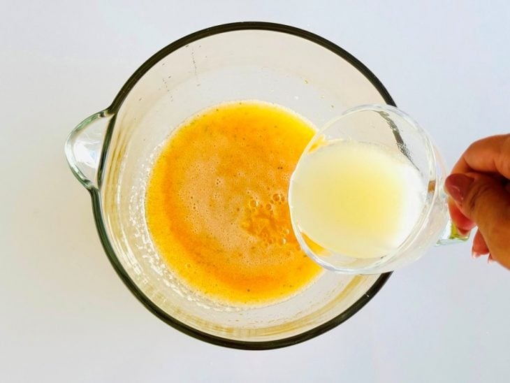 Mistura de suco de limão com açúcar sendo preparada separadamente.
