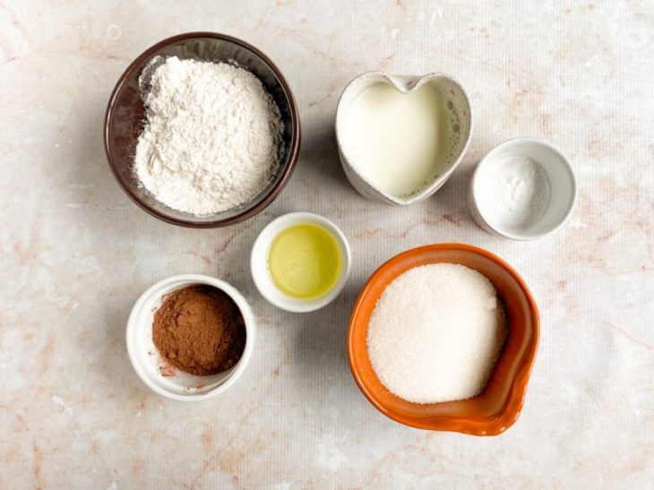 Ingredientes para a receita reunidos em uma bancada.