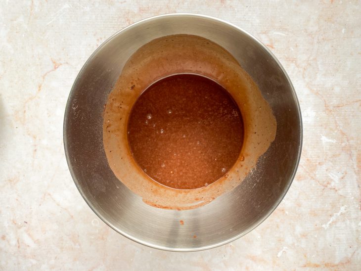 Ingredientes batidos na tigela da batedeira.