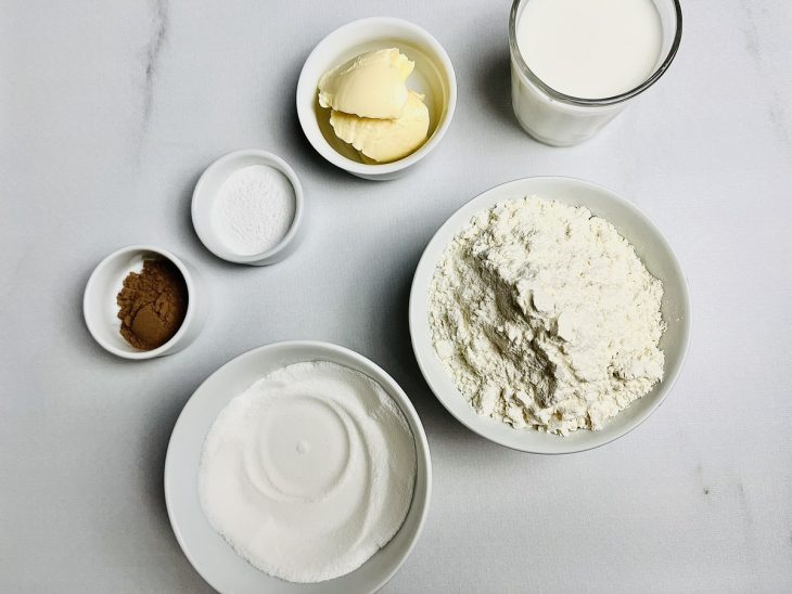 ingredientes para preparo de bolo sem ovo fofinho separados e organizados.