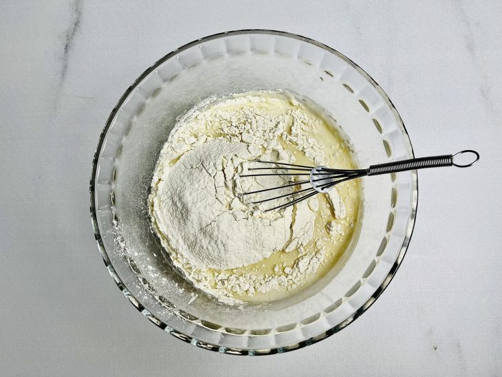 ingredientes secos misturados com fouet.