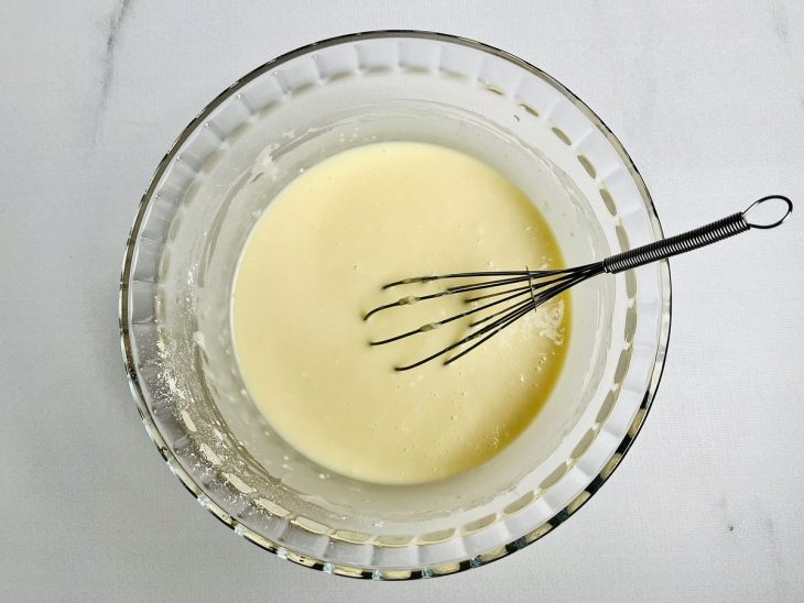 ingredientes líquidos despejados ao restante.