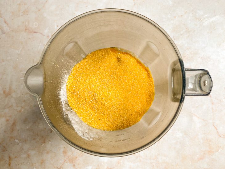 Leite, açúcar, óleo, farinha e fubá misturados em um liquidificador.