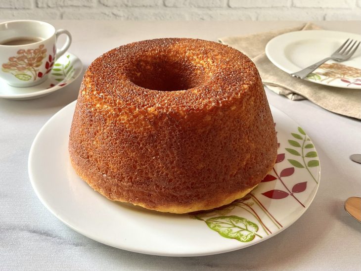 Bolo sem ovo simples pronto para consumo.