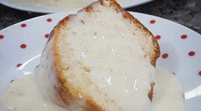 Bolo simples com calda de 4 leites