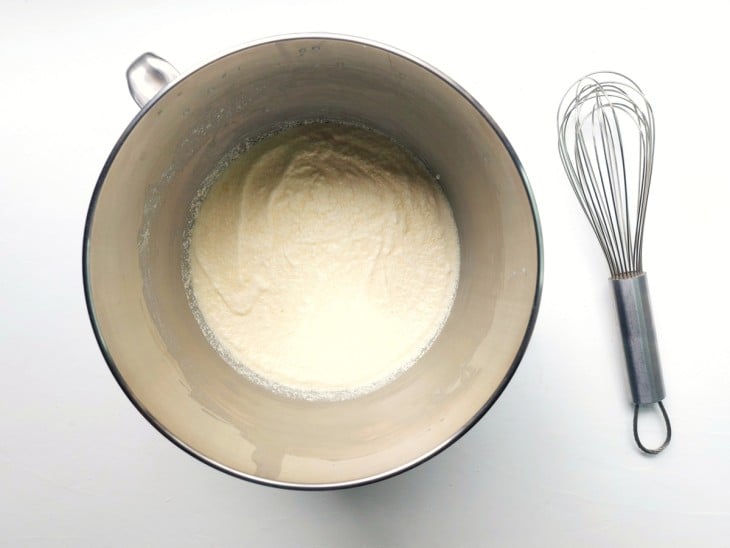 Um recipiente com a mistura de ovos, leite, manteiga derretida e açúcar.
