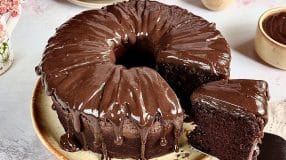 Bolo simples de chocolate