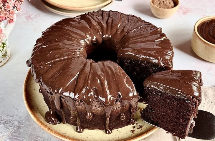 Bolo simples de chocolate