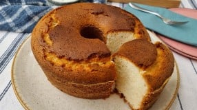 Bolo simples de iogurte sem glúten
