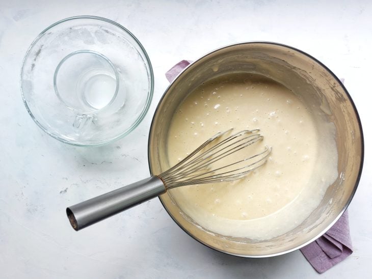 Incremente a farinha na tigela dos ingredientes líquidos.