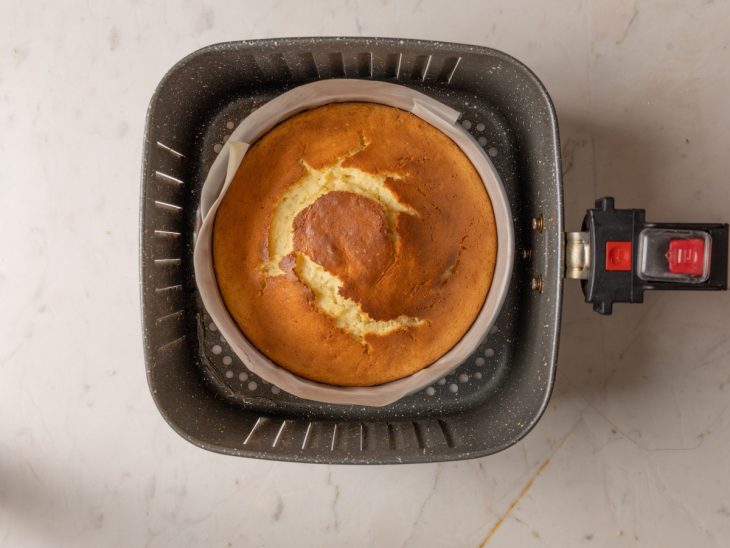 Bolo assado no cesto da air fryer.